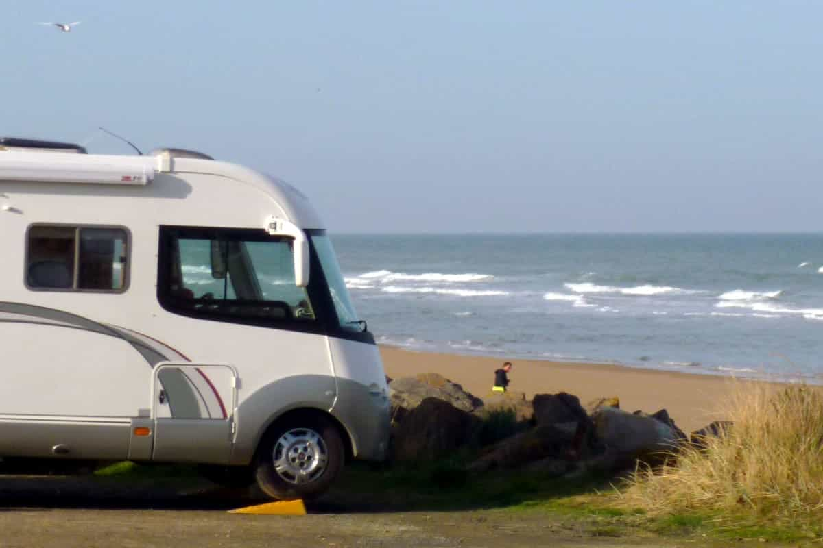 Camping-car à l'étape, face à la mer