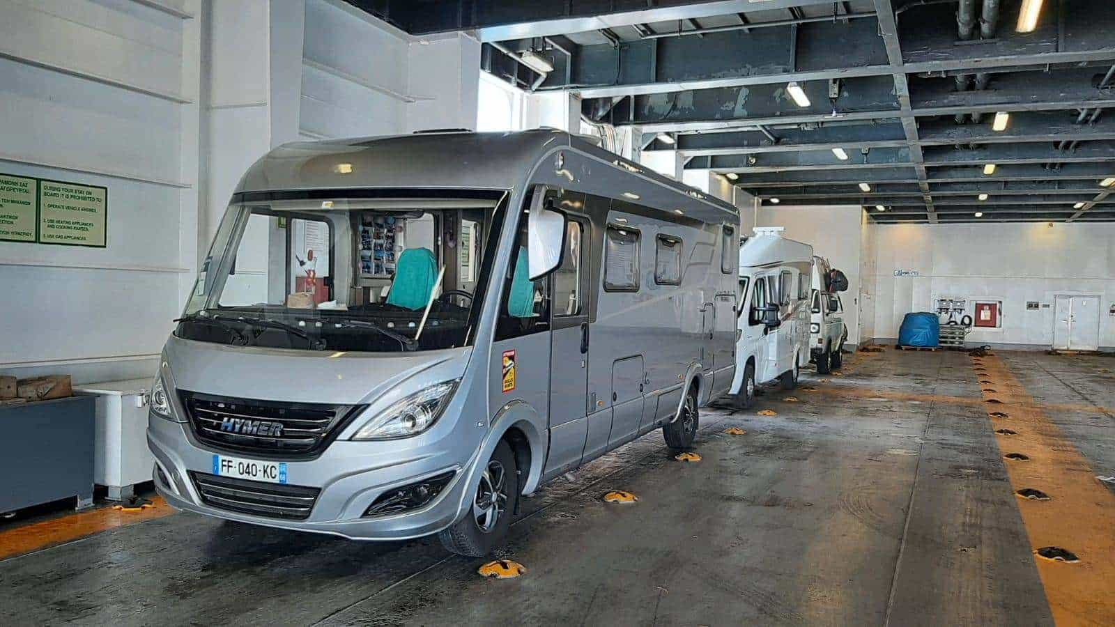 Le camping-car de Sylvie à bord d'un ferry