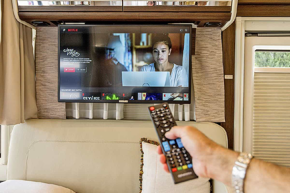 Téléviseurs, télés connectées et smart TV pour camping-car : tarifs, marques et conseils d’achat