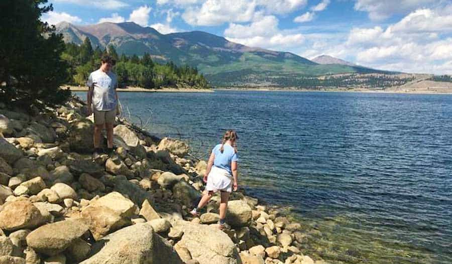 Vue de deux enfants et de la vue panoramique des Twin Lakes