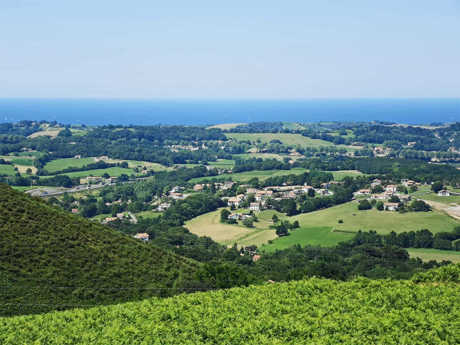 Juste au-dessus du camping, la vue sur la côte à moins de 5 km