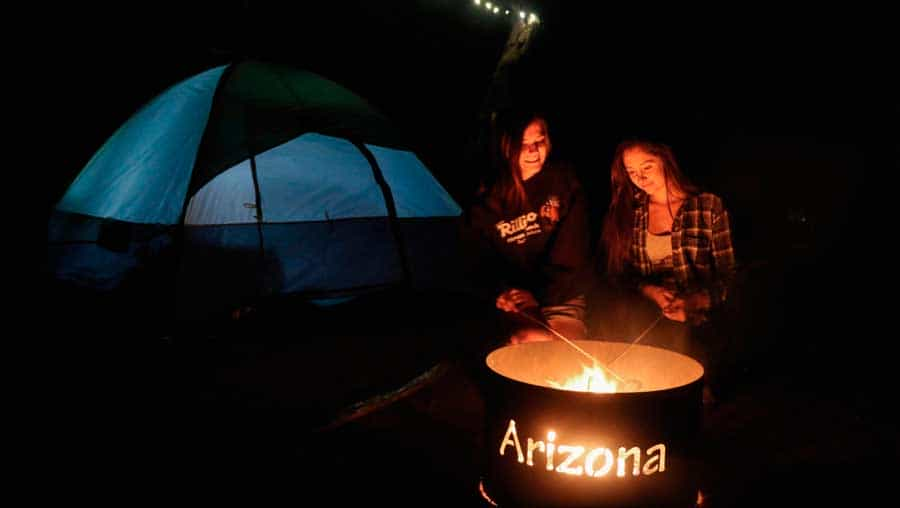 Moi et une amie en train de faire griller des saucisses sur un feu dans le camping Willow