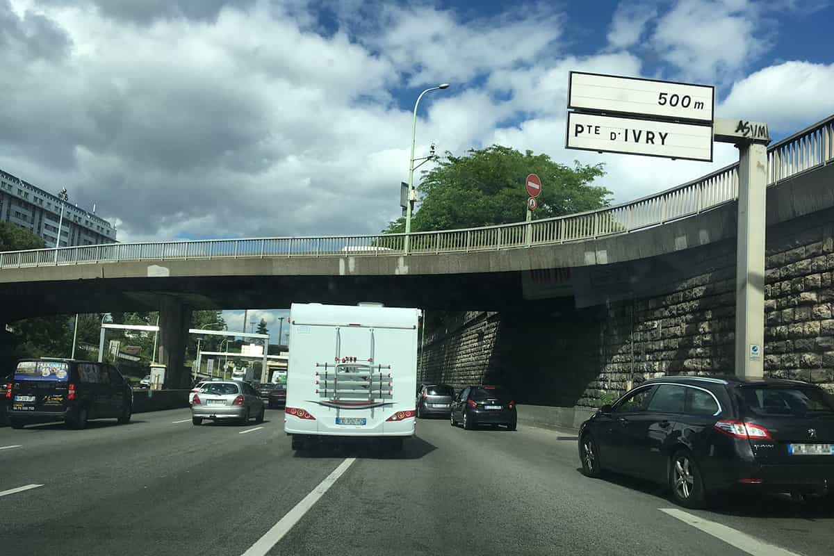 Un camping-car roule sur le périphérique parisien