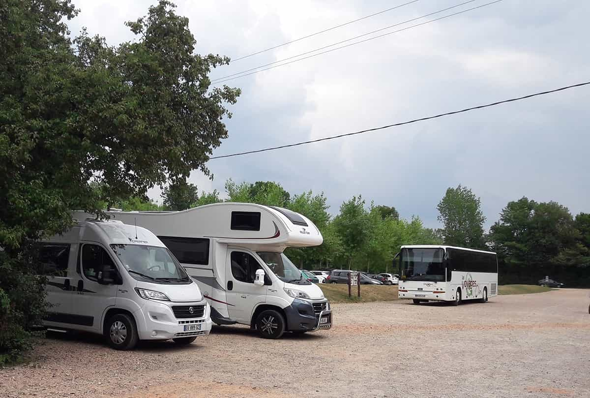 Les portes des fourgons font-elles trop de bruit sur les aires de camping-car ? Un débat qui claque !